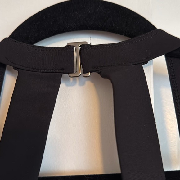 Twist back Halara tennis dress with built in shorts and pockets - Picture 6 of 7